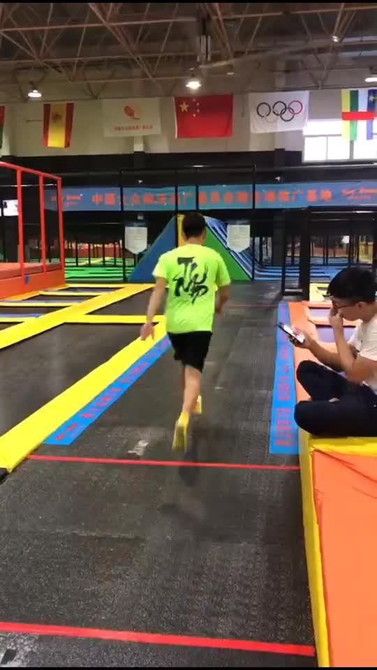跑酷搞笑视频,翻滚跳跃中的欢乐喜剧