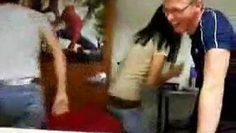 两女 一杯 视频,视频记录温馨瞬间