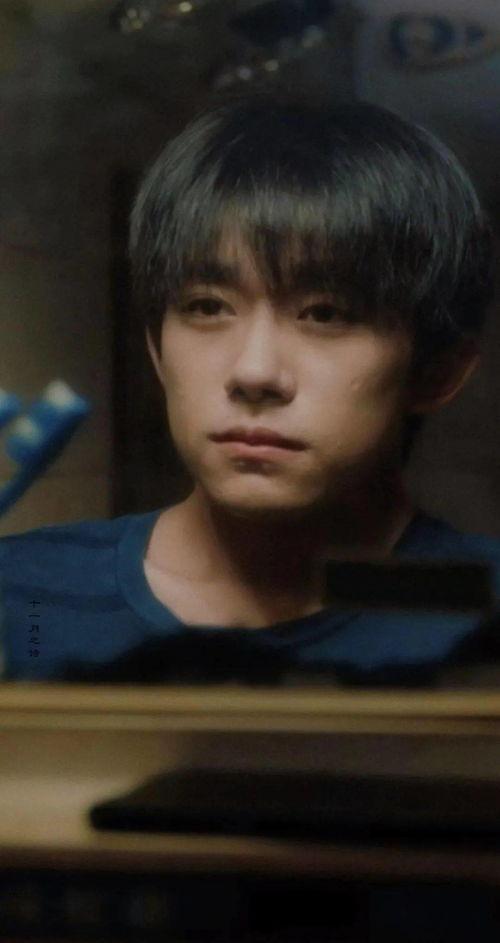 易烊千玺默默吃瓜看爆料,见证娱乐圈风云变幻